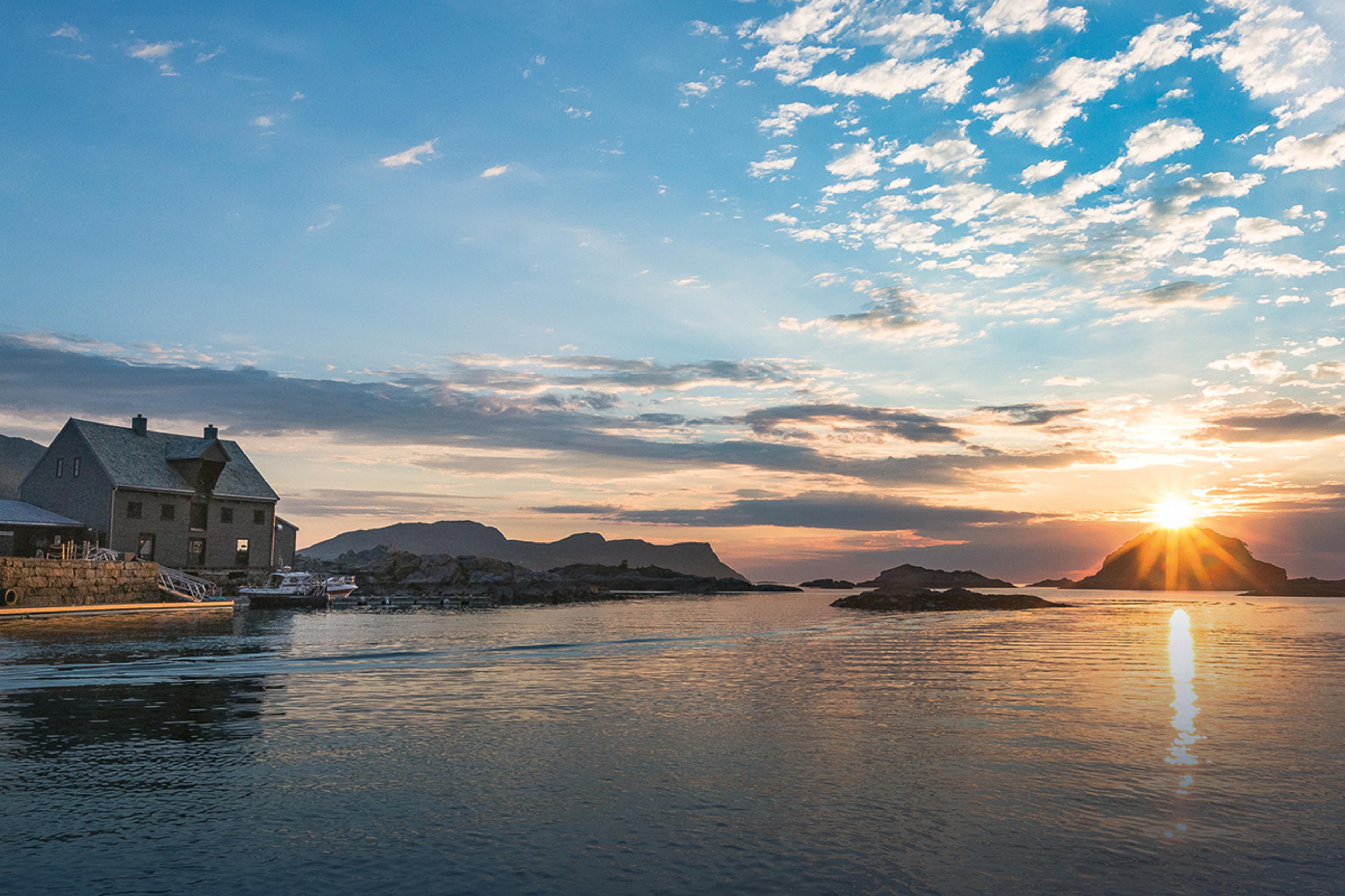 Solnedgang i havet rett utenfor restaurant Kami Skotholmen