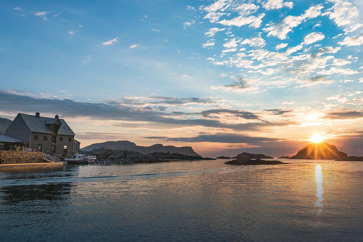 Solnedgang i havet rett utenfor restaurant Kami Skotholmen