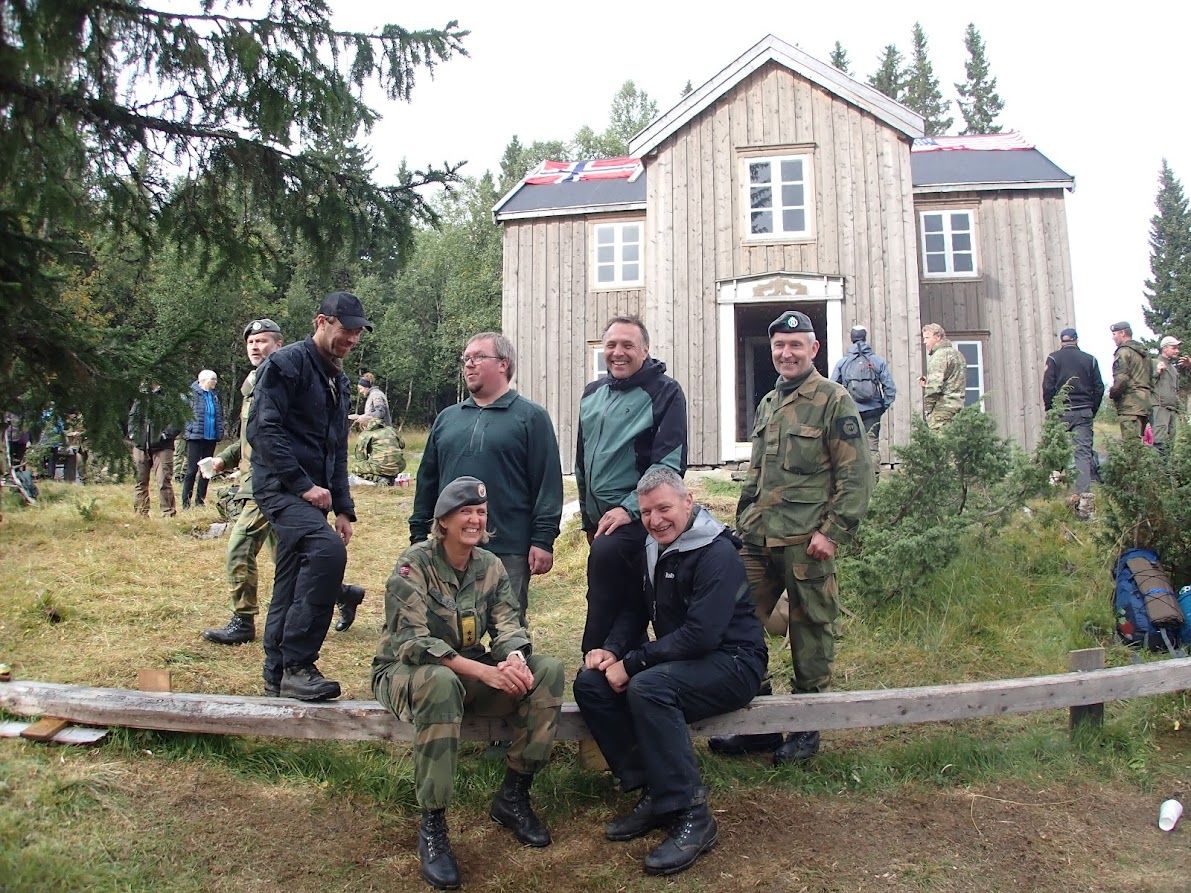 Med uniform OSS utenfor Gammelstu. På foto: Elisabeth Michaelsen, Ebbe Derås, Kristian Nastad, Nils Christian Gjefsjø, Tore O Sandvik og Lars Bugge Aarset. Operasjon Rype