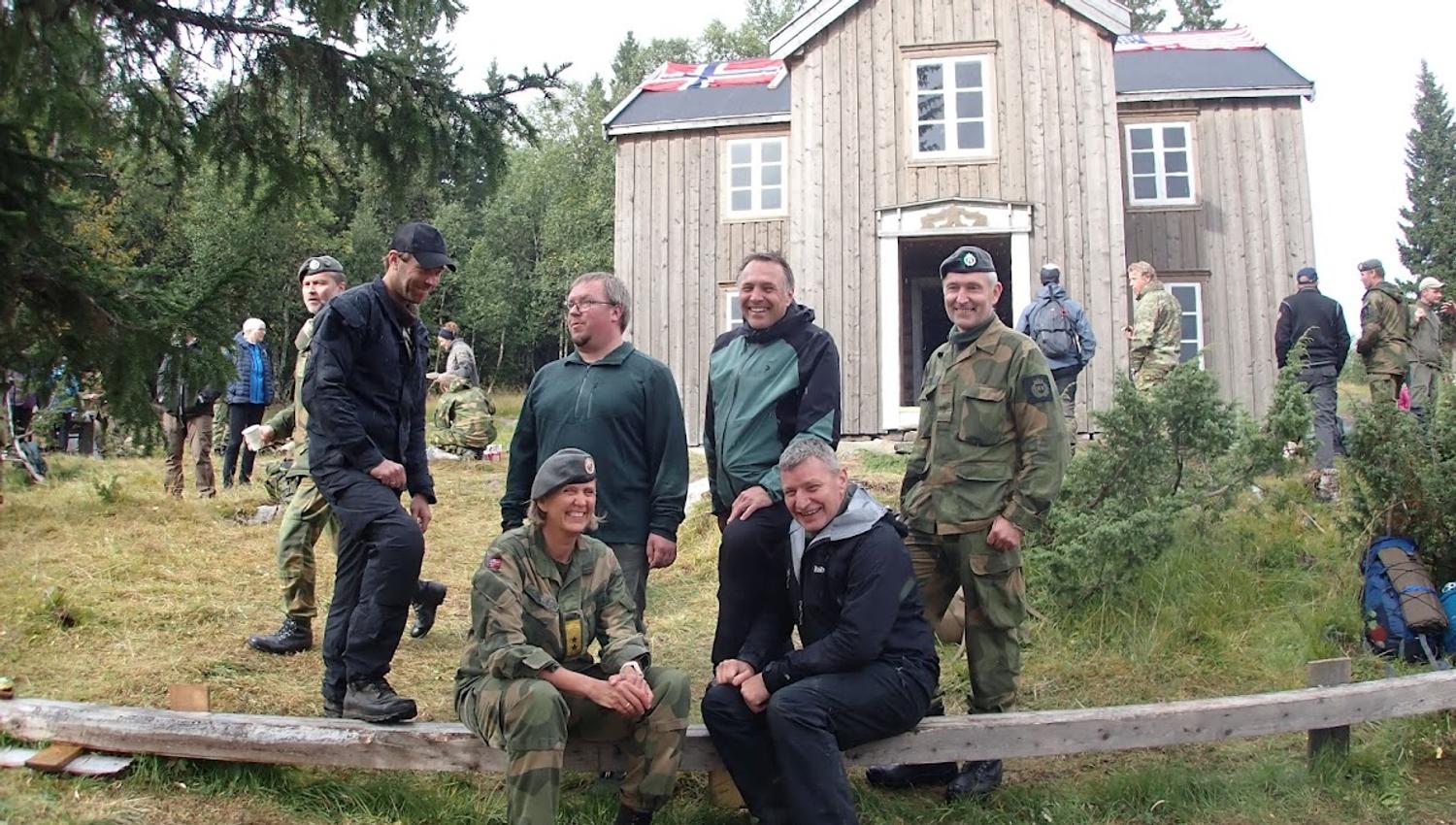 Med uniform OSS utenfor Gammelstu. På foto: Elisabeth Michaelsen, Ebbe Derås, Kristian Nastad, Nils Christian Gjefsjø, Tore O Sandvik og Lars Bugge Aarset. Operasjon Rype