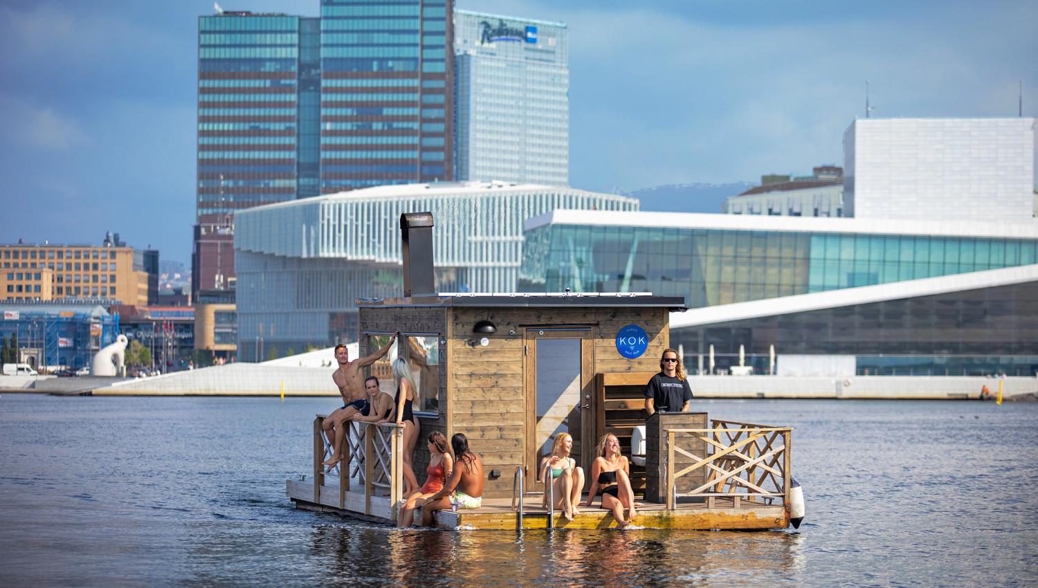 Flytende badstue foran operaen.