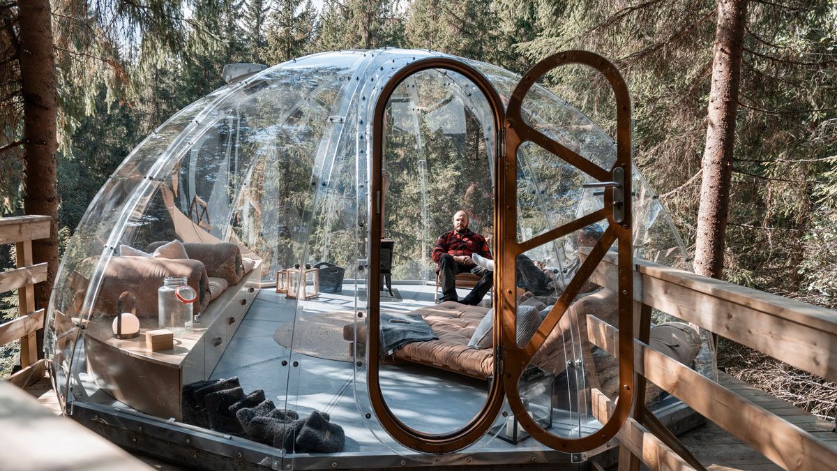 Tree-top igloo by the Lårdalselva River in Dalen