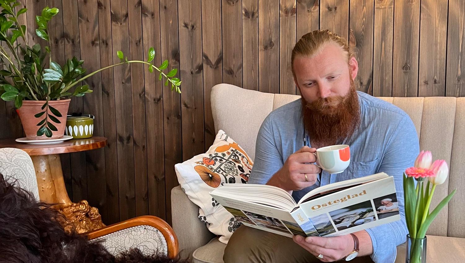 Bok og kaffe på Ingelsrud Konditori