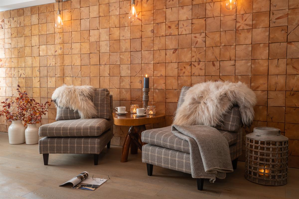 Fint interiør og hyggelig atmosfære i stuen på Skåbu Fjellhotell