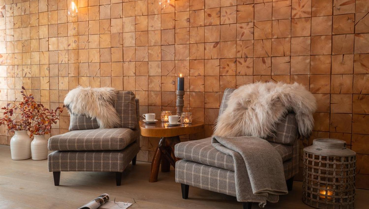 Fint interiør og hyggelig atmosfære i stuen på Skåbu Fjellhotell