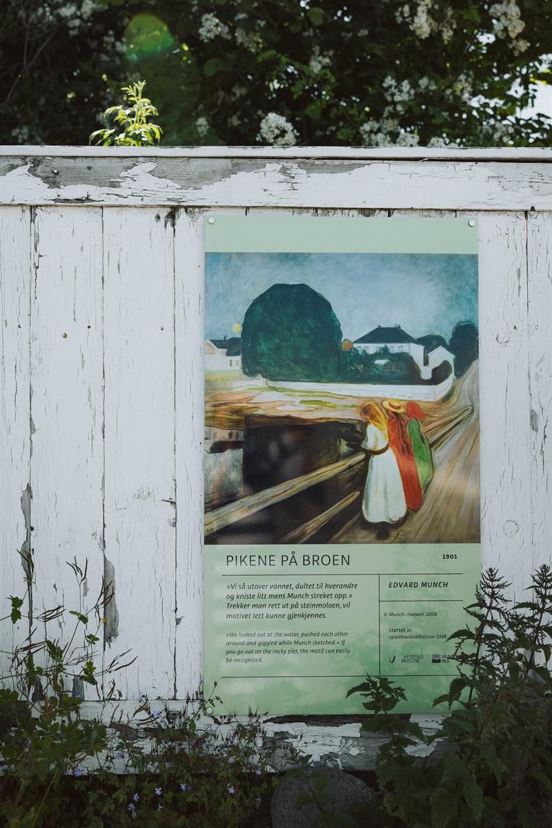 plakat av pikene på broen