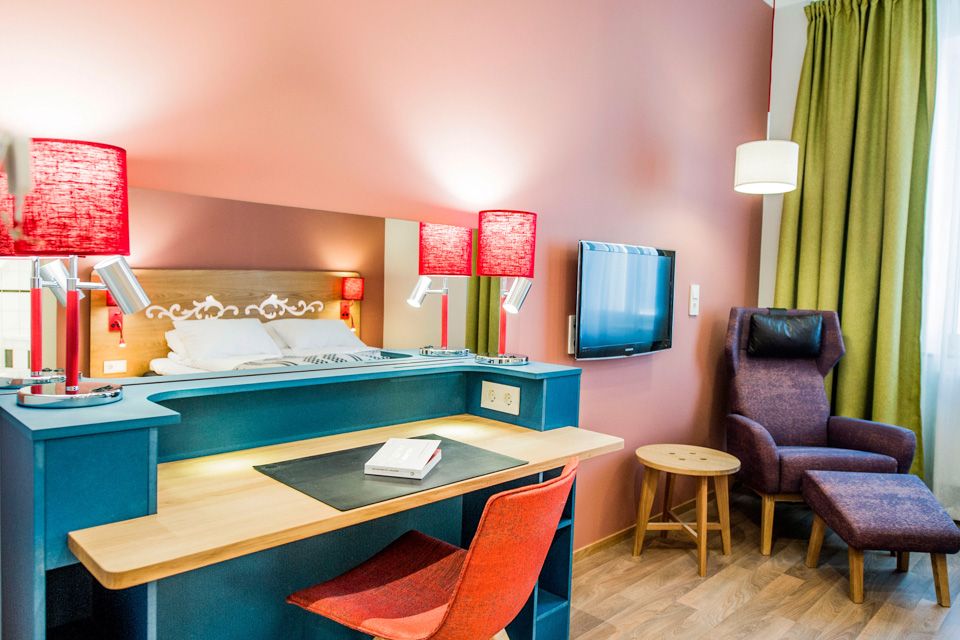 Desk in guest room. Hotell Bondeheimen, Oslo. Photo.