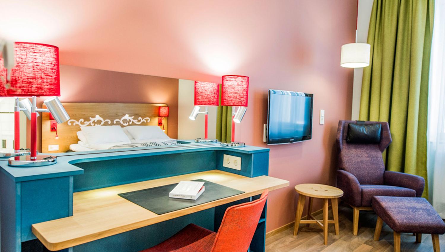 Desk in guest room. Hotell Bondeheimen, Oslo. Photo.