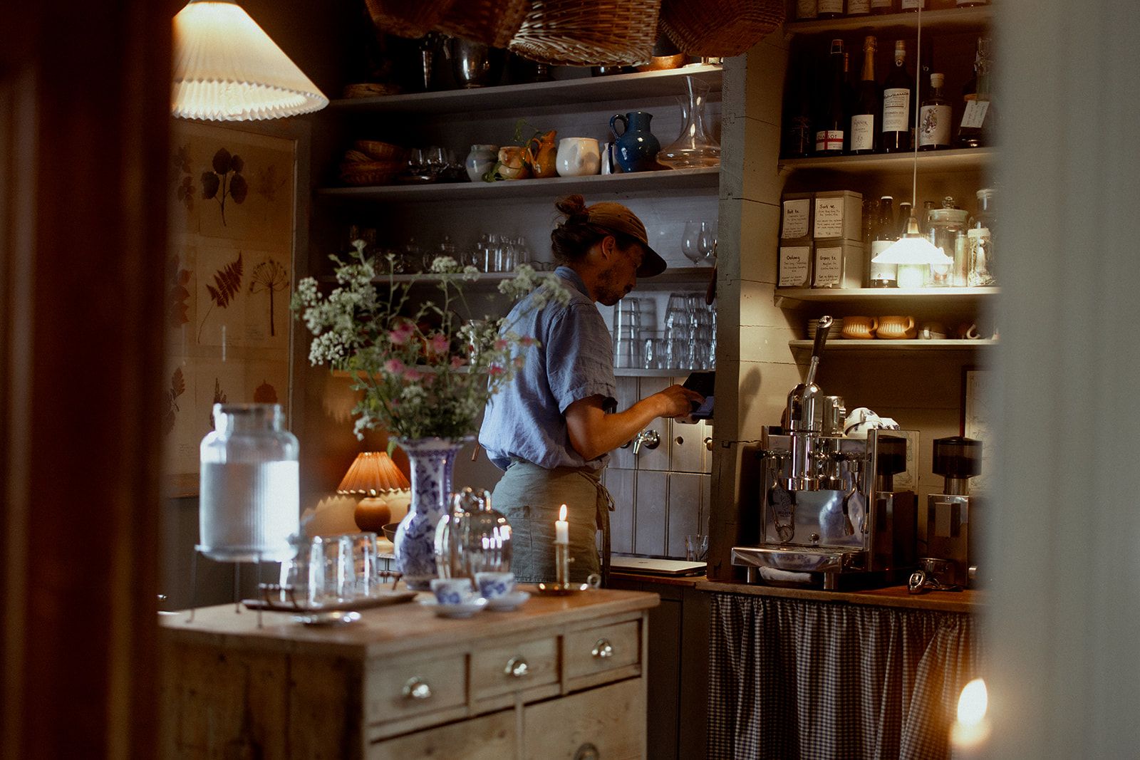 Cozy coffee bar at Hotel Sundal – offering craftsmanship, atmosphere and fine flavours.