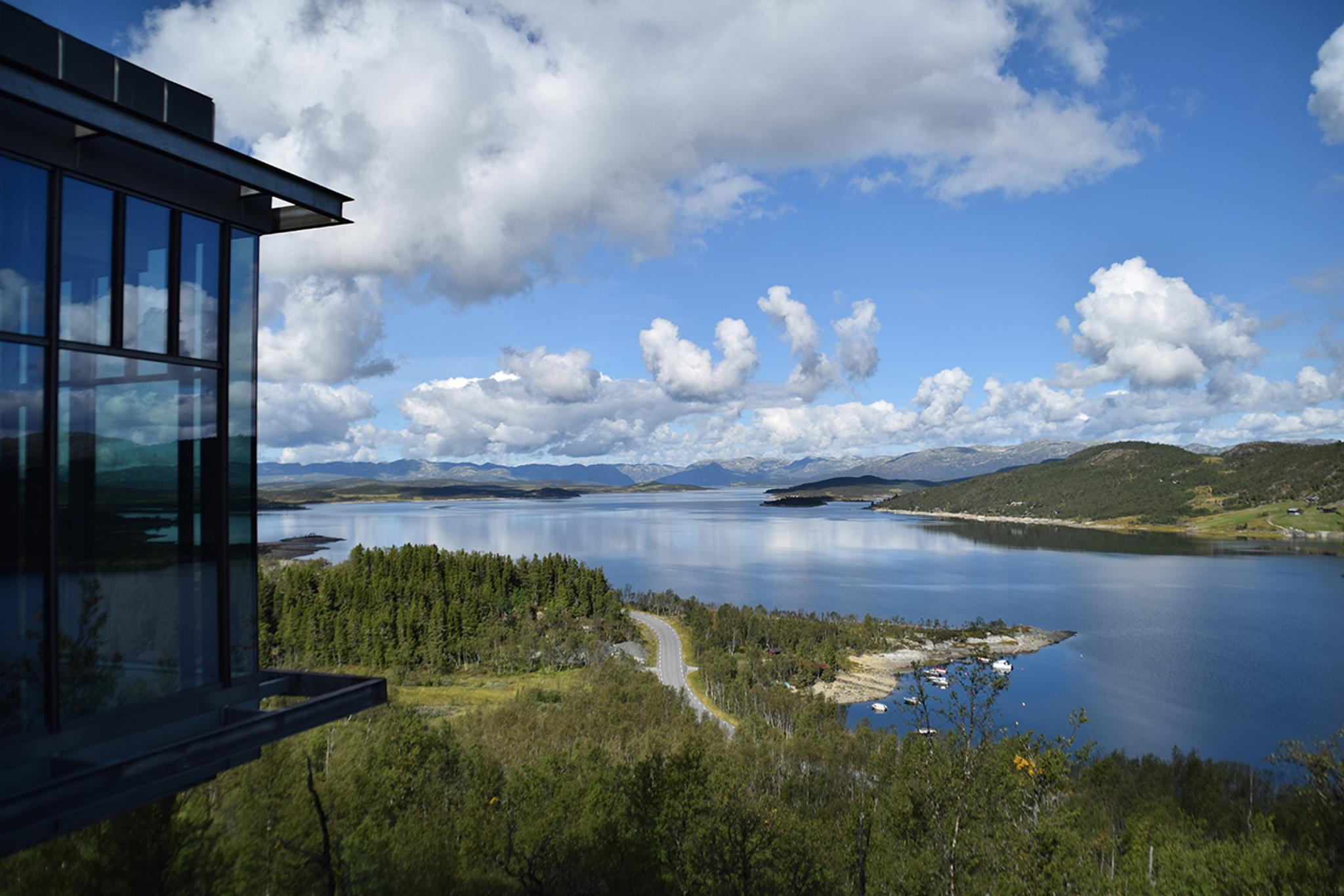 Utsikt fra terrassen på Hardangervidda Nasjonalparksenter til møsvatn