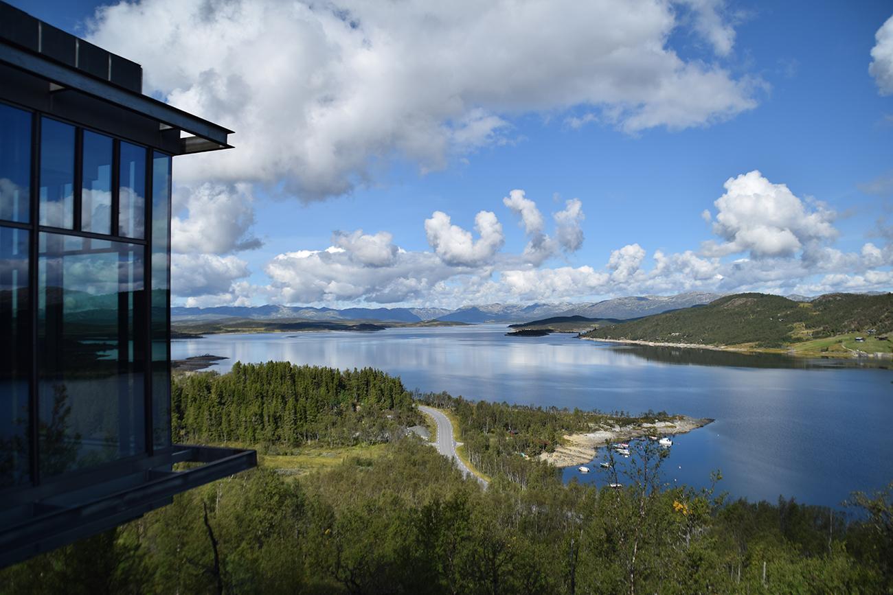 Utsikt fra terrassen på Hardangervidda Nasjonalparksenter til møsvatn