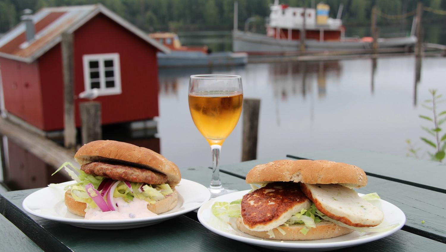 Øl og gjeddeburgere med glomma og hvilebrakker i bakgrunn