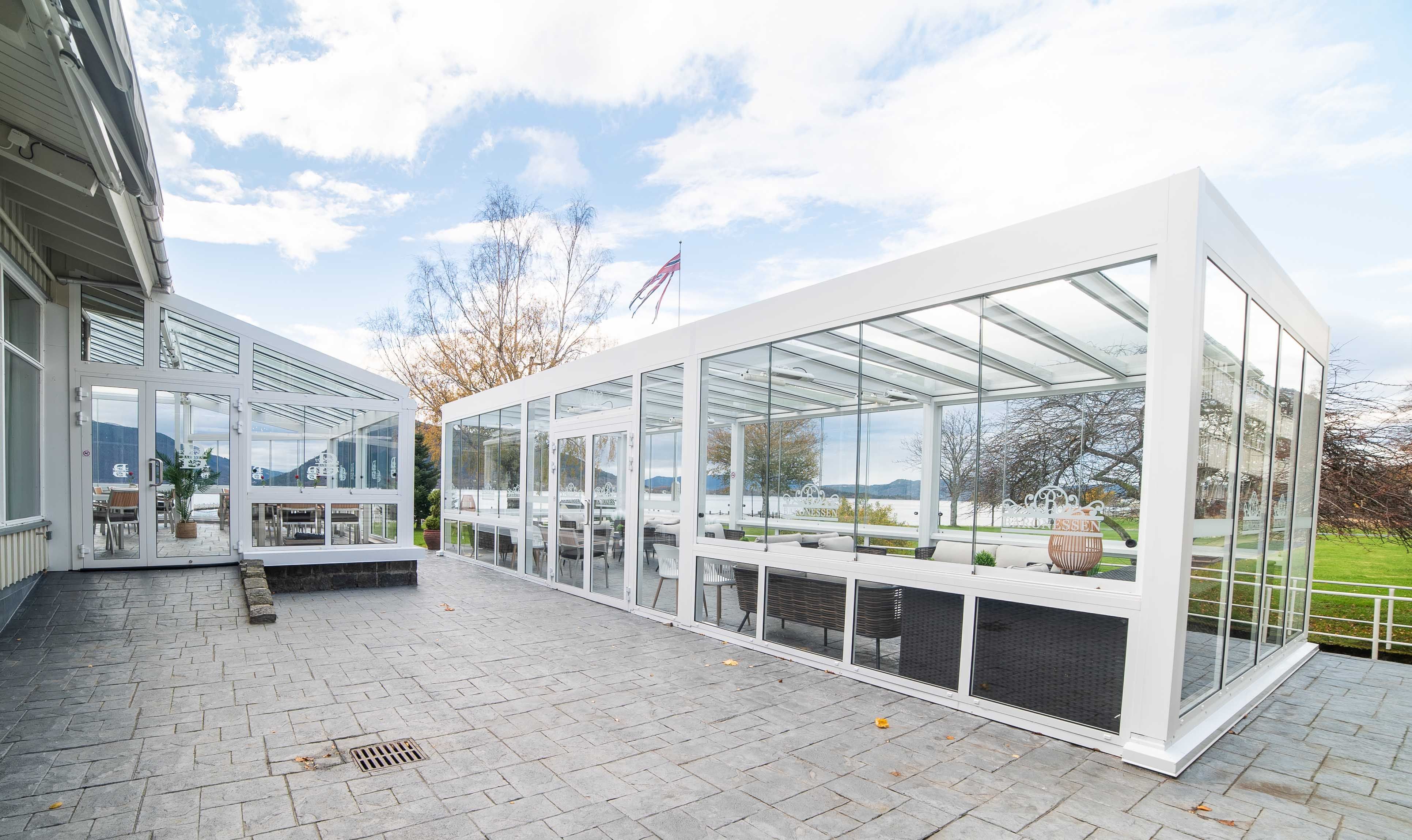 Lyst og moderne vinterhageområde på Rosendal Fjordhotel.