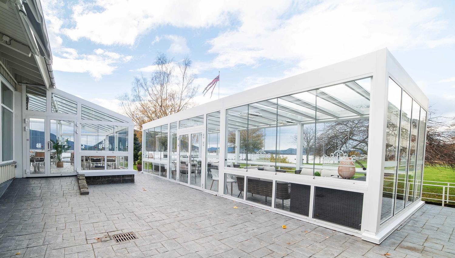 Lyst og moderne vinterhageområde på Rosendal Fjordhotel.