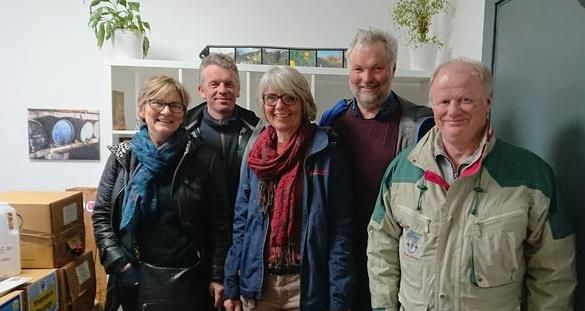 Gruppe besøkande på omvising hos ein lokal produsent på Frukt- og Siderruta i Ulvik.