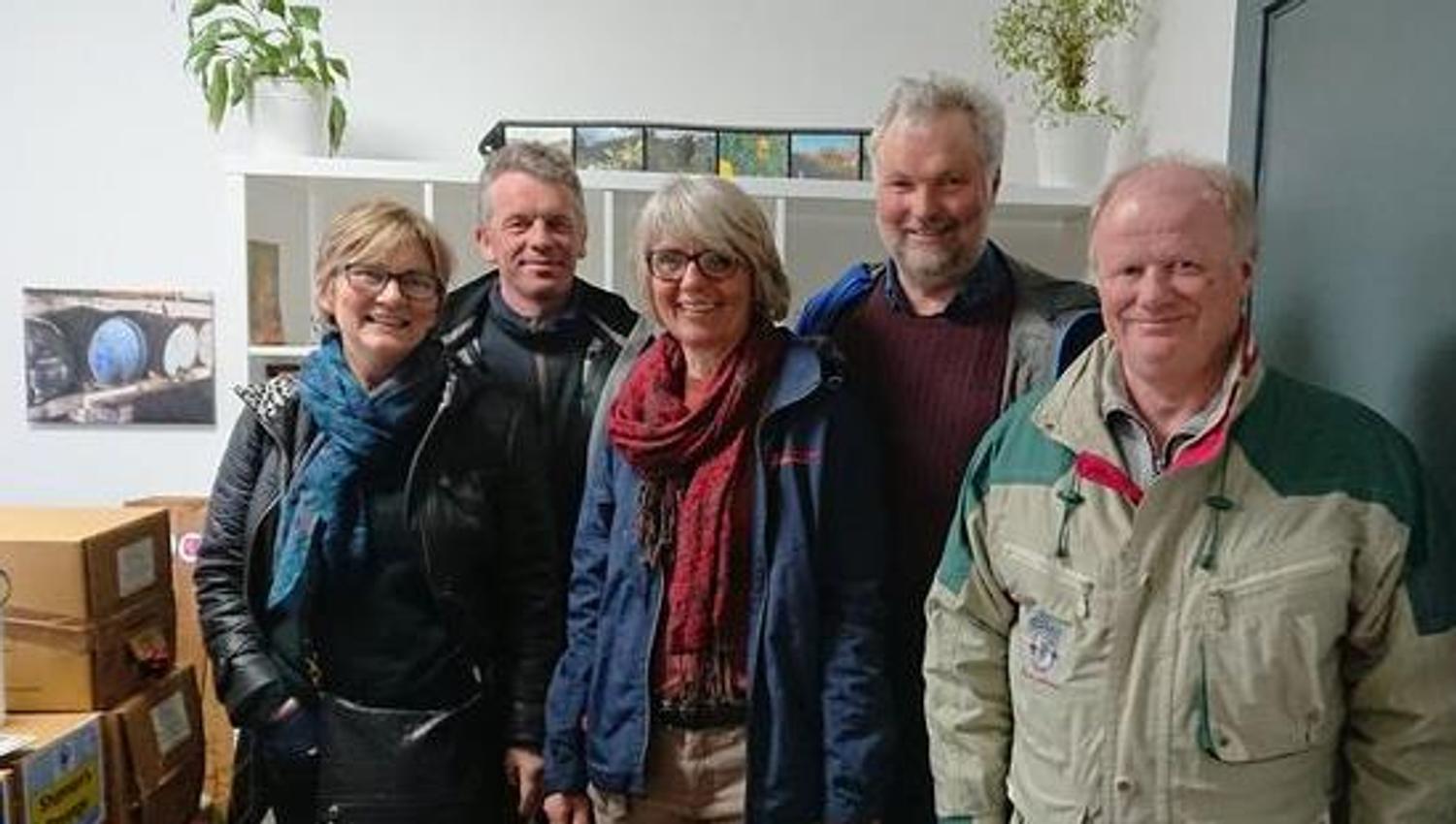 Gruppe besøkande på omvising hos ein lokal produsent på Frukt- og Siderruta i Ulvik.