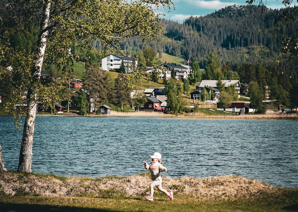 barn ved morgedalsvannet på Morgedal Camping & Lavvo Glamping