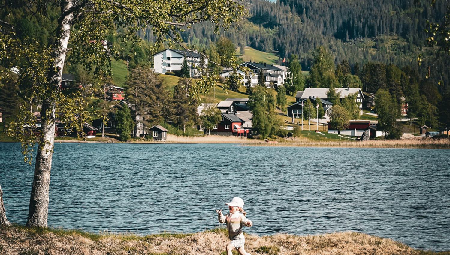 barn ved morgedalsvannet på Morgedal Camping & Lavvo Glamping