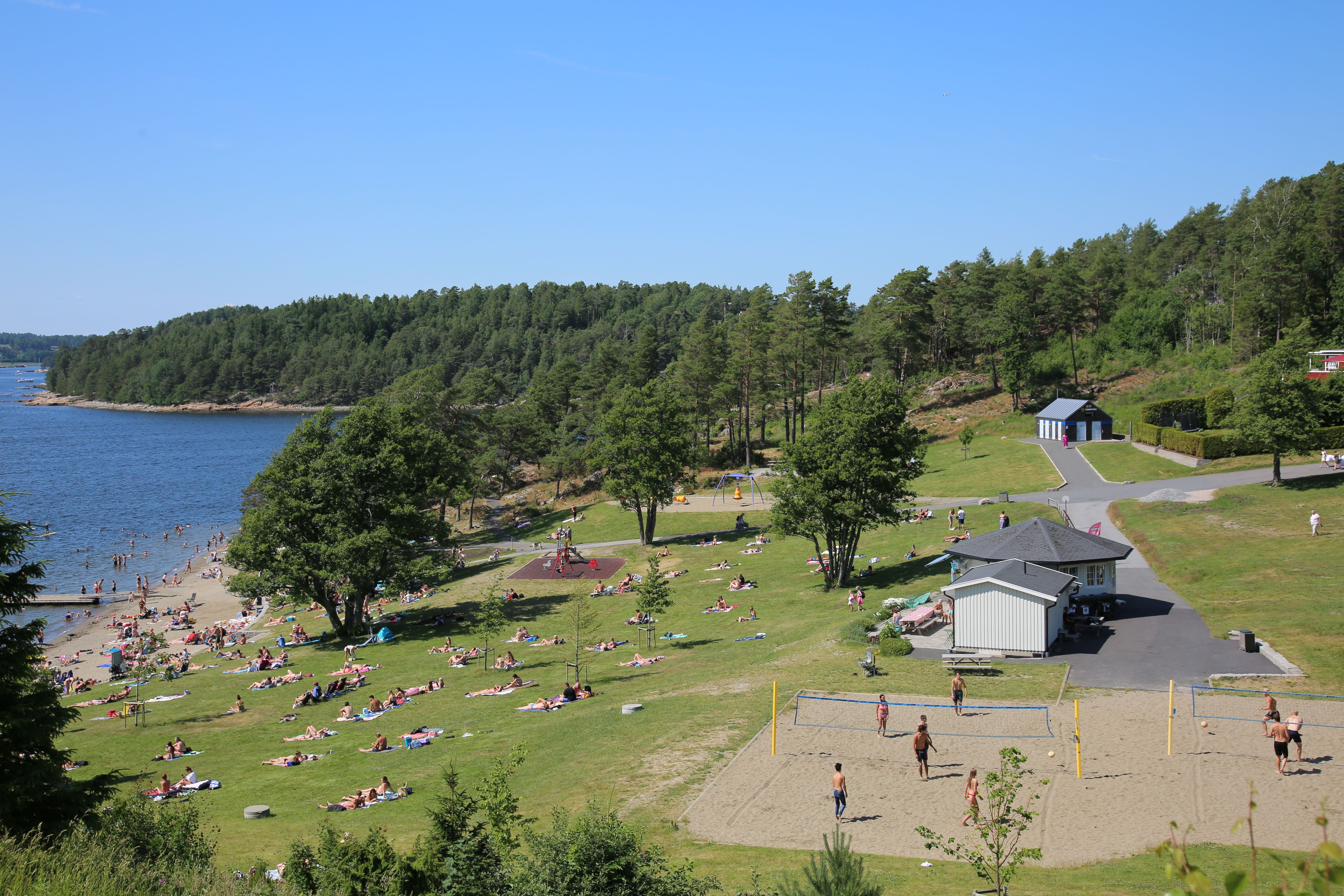 Utsikt over Palma Kiosk, vollyballbanen og stranda på Høysand på en travle sommerdag. Foto.