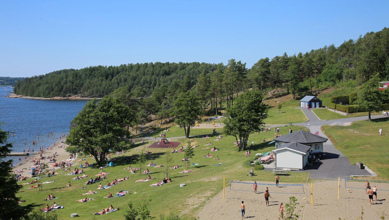 Utsikt over Palma Kiosk, vollyballbanen og stranda på Høysand på en travle sommerdag. Foto.