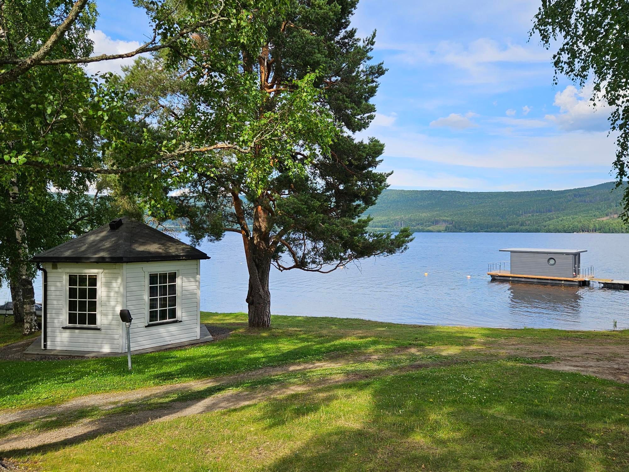 flytende sauna på en sjø