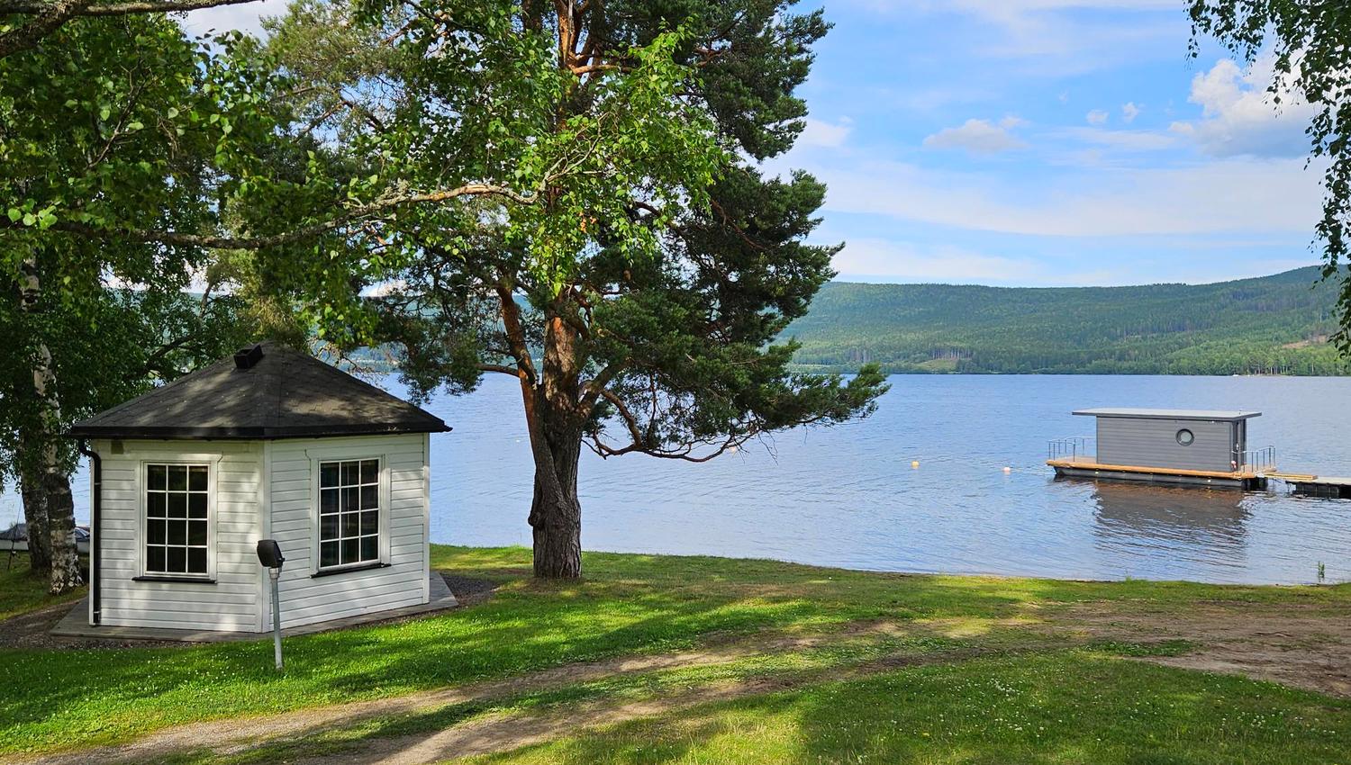 flytende sauna på en sjø