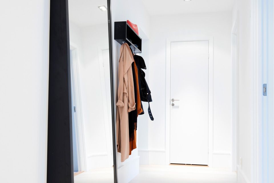 Gang med speil og garderobe. Frogner House Apartments. Foto