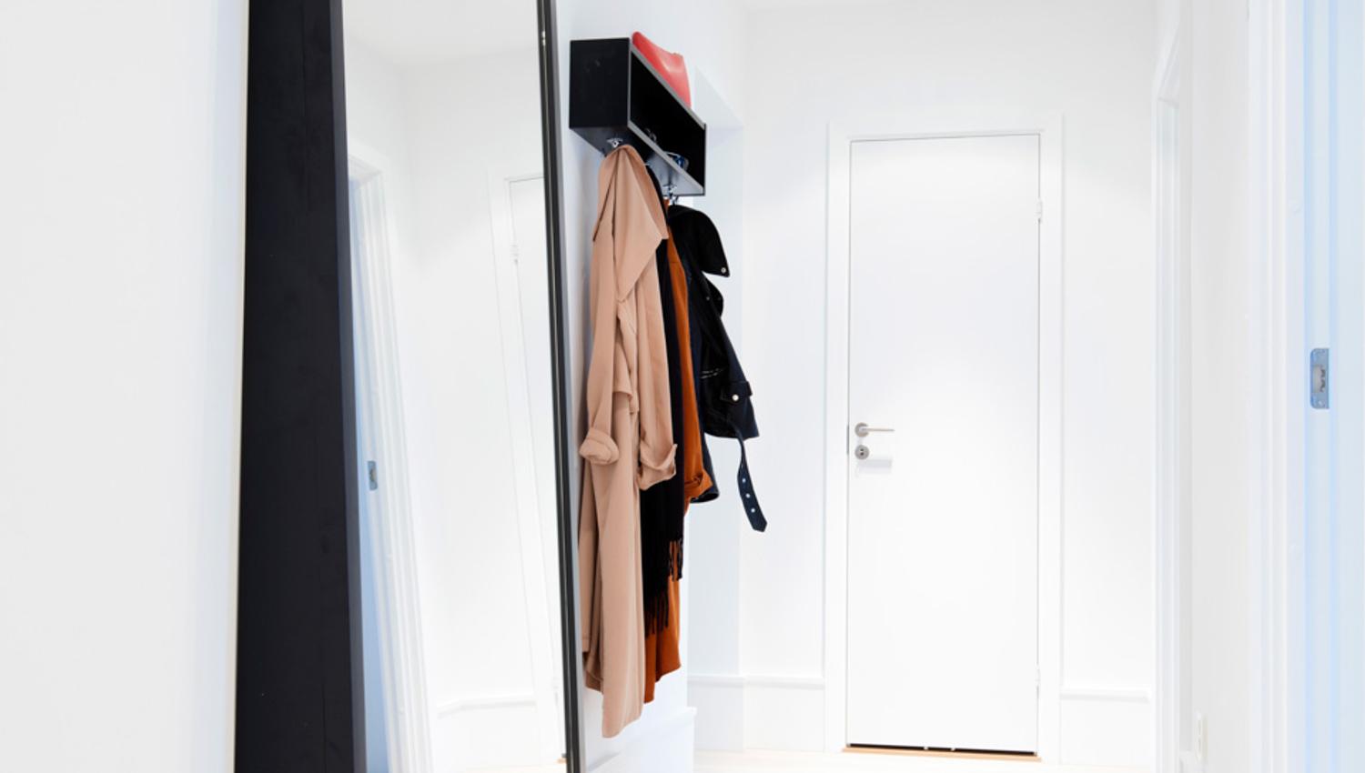 Gang med speil og garderobe. Frogner House Apartments. Foto