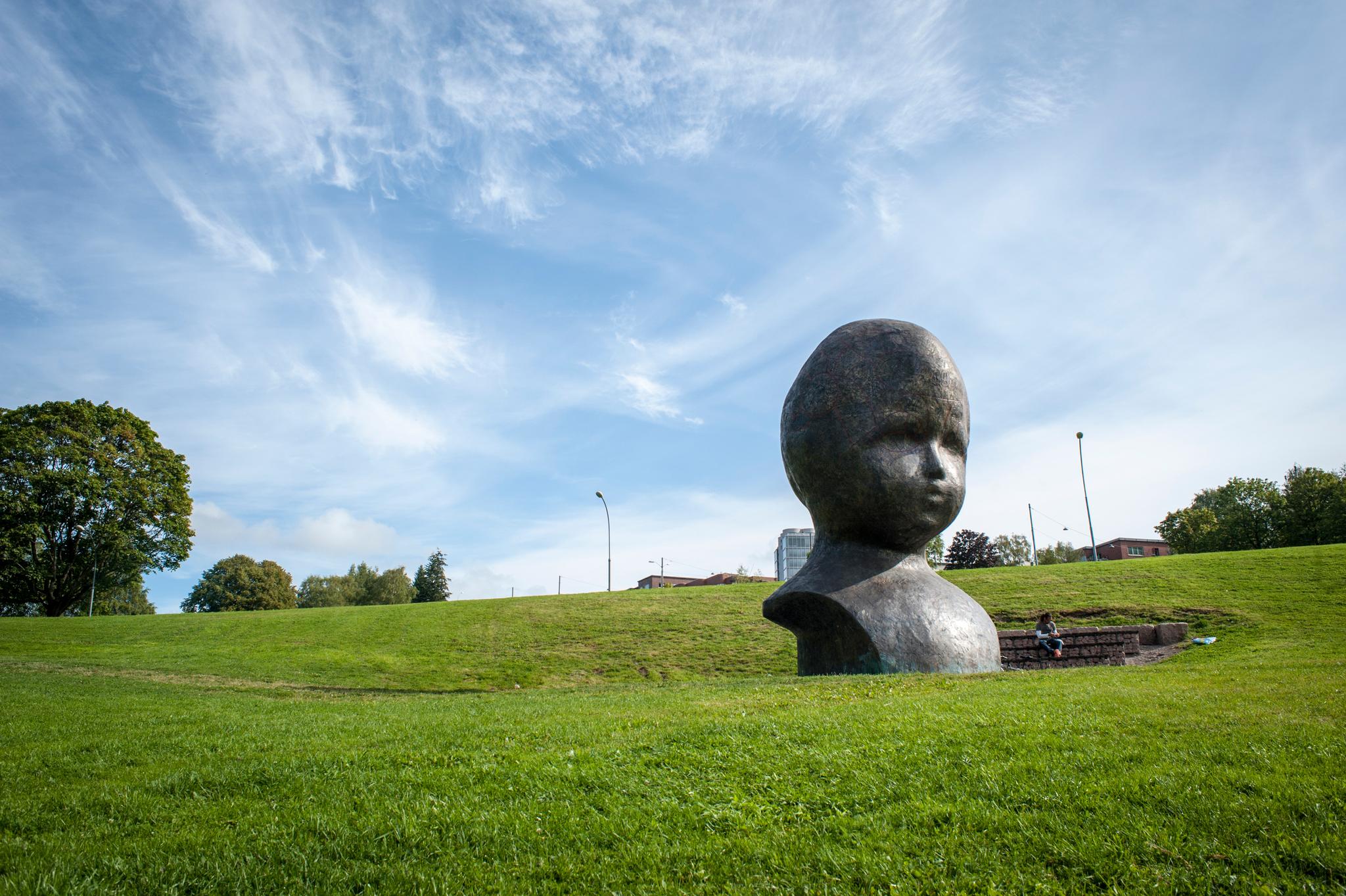 Skulptur av et stort hode i Torshovdalen