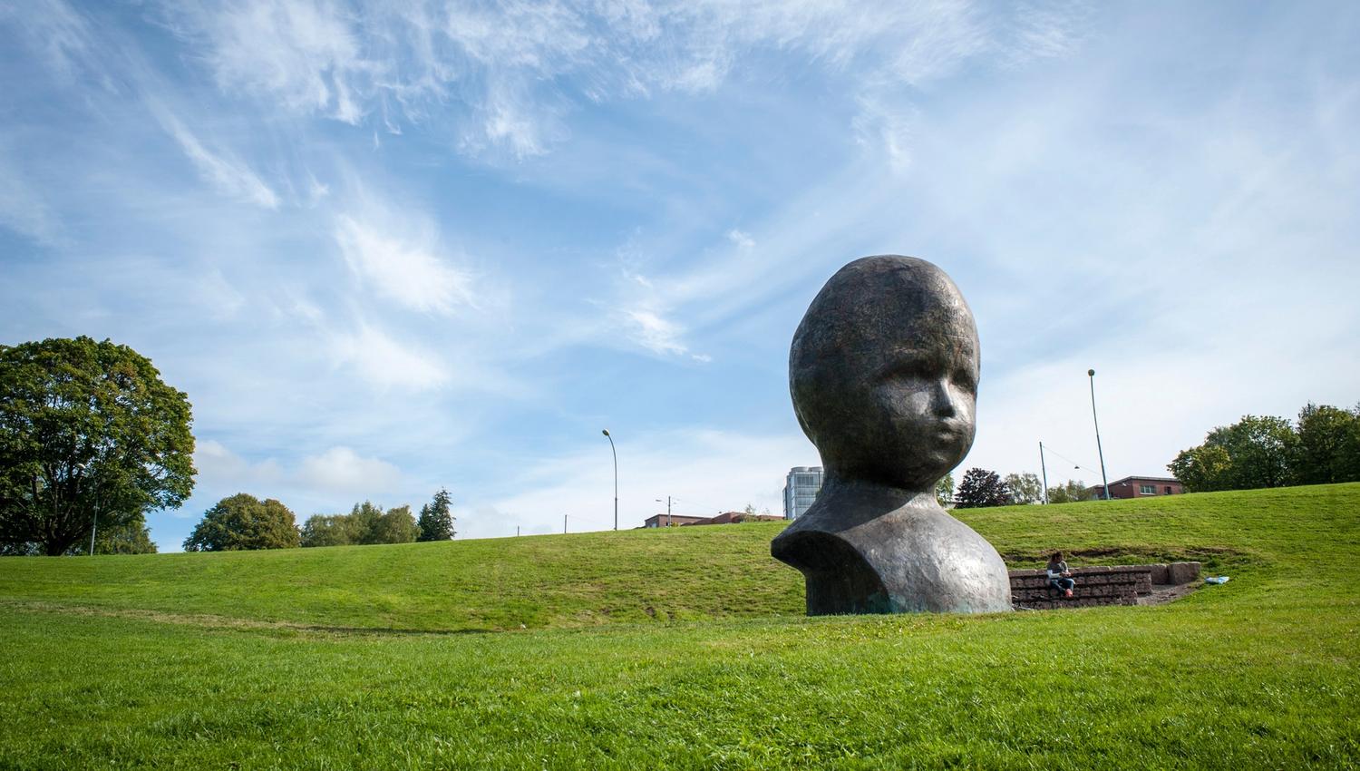 Skulptur av et stort hode i Torshovdalen