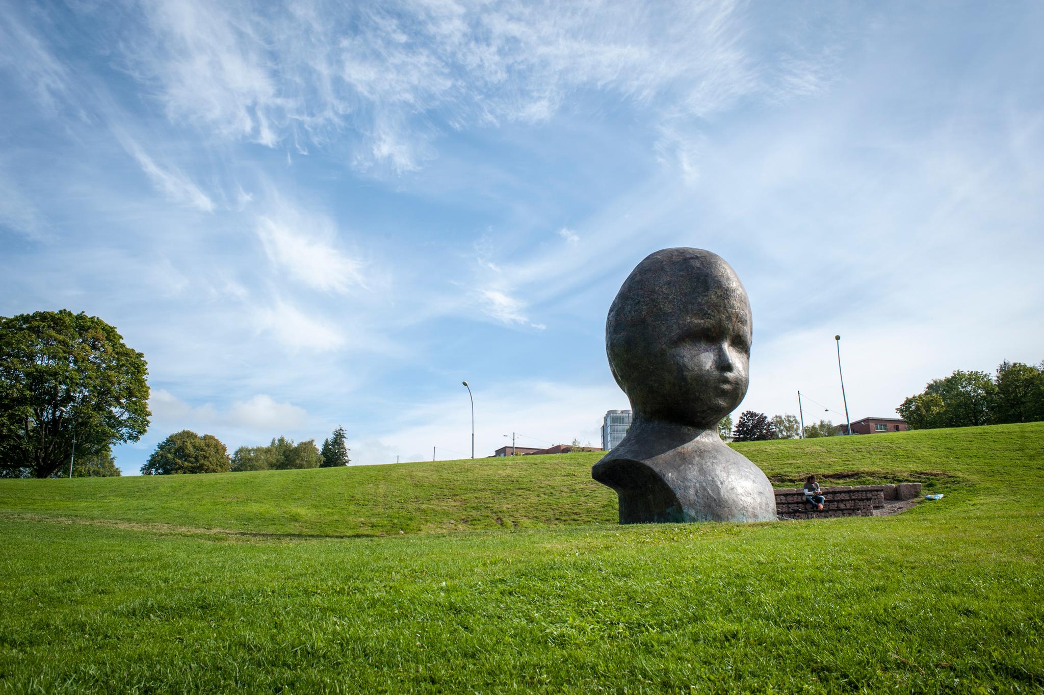 Skulptur av et stort hode i Torshovdalen