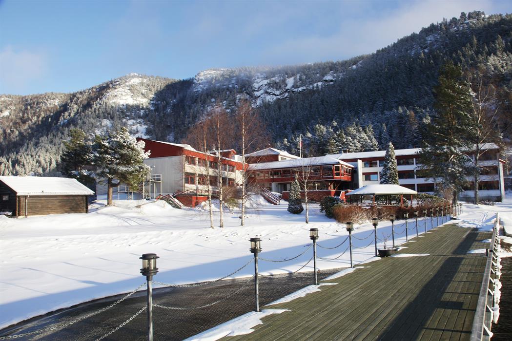 Hotell og brygge om vinteren