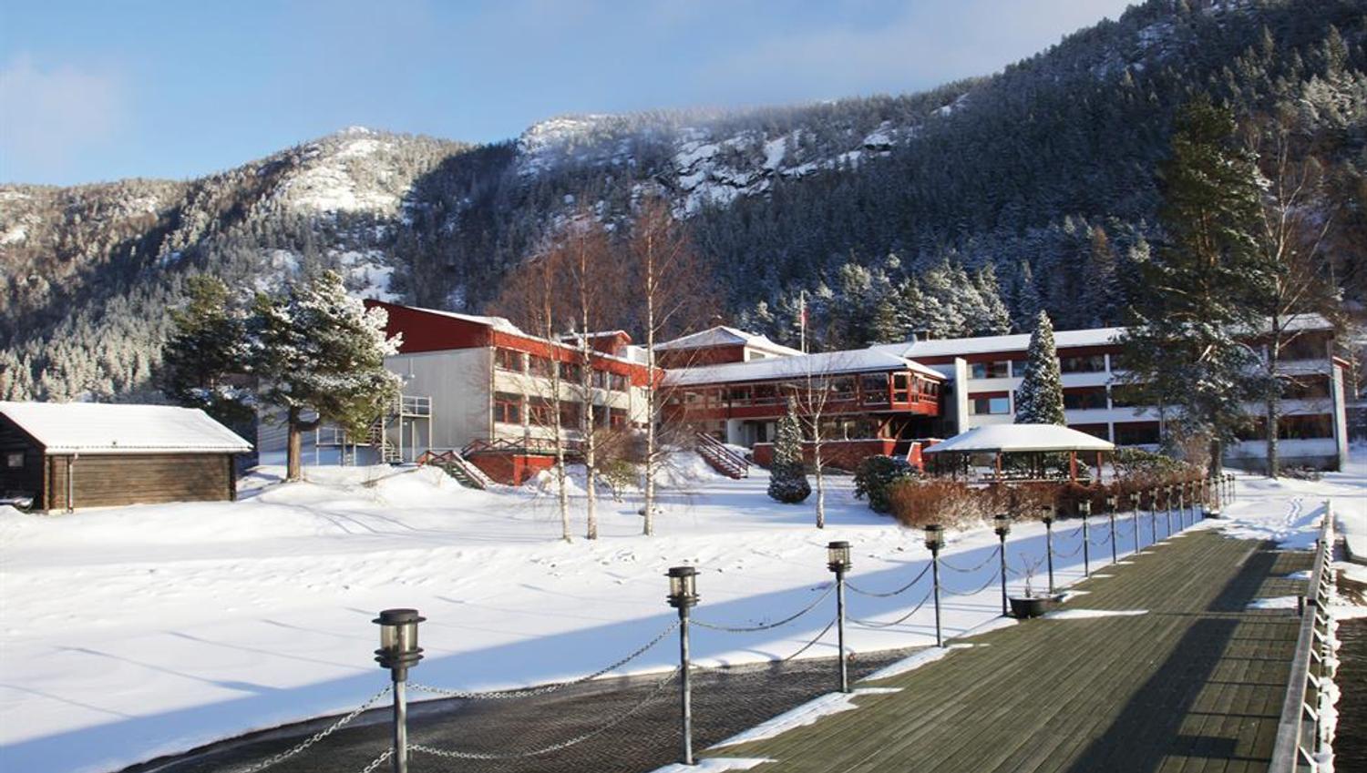 Hotell og brygge om vinteren