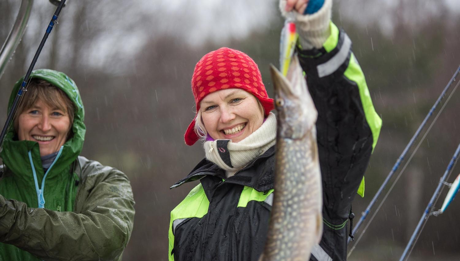 Damer som fisker