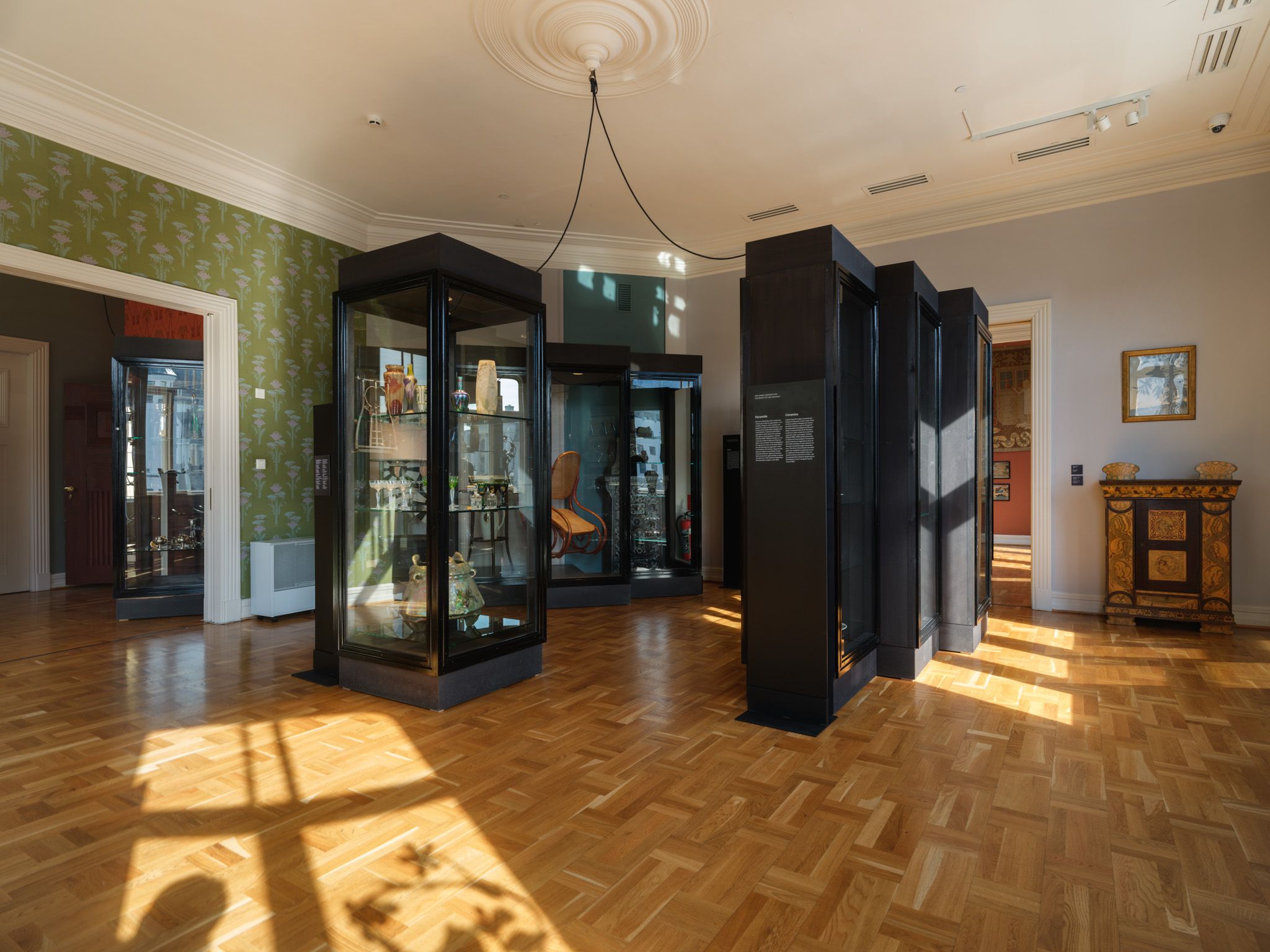 Utstilling av jugendstilmøbler hos Jugendstilsenteret i Ålesund