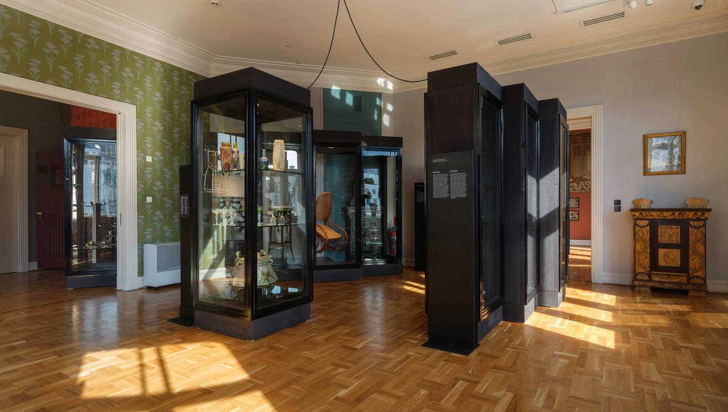 Utstilling av jugendstilmøbler hos Jugendstilsenteret i Ålesund