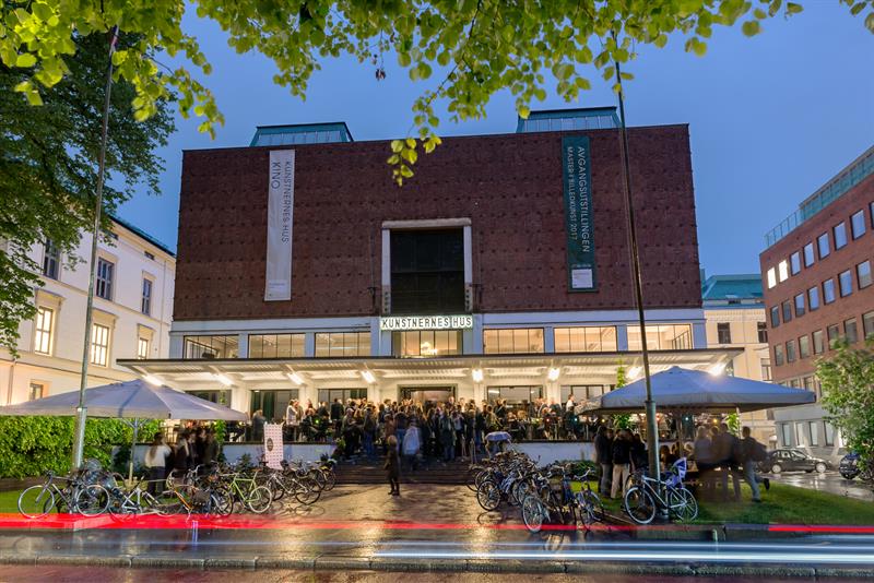 Kunstnernes Hus på kvelden.