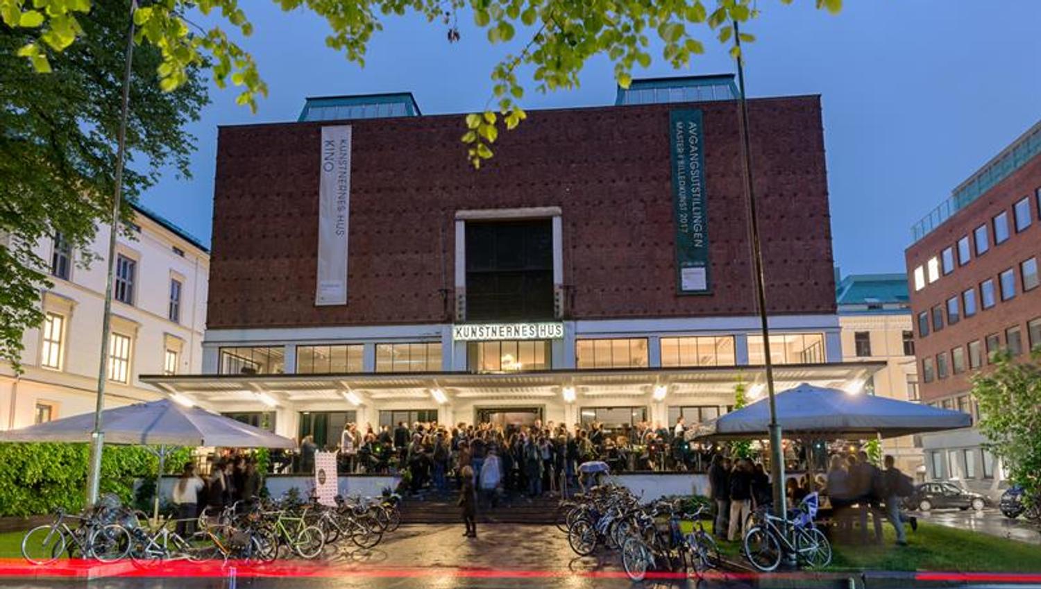 Kunstnernes Hus på kvelden.