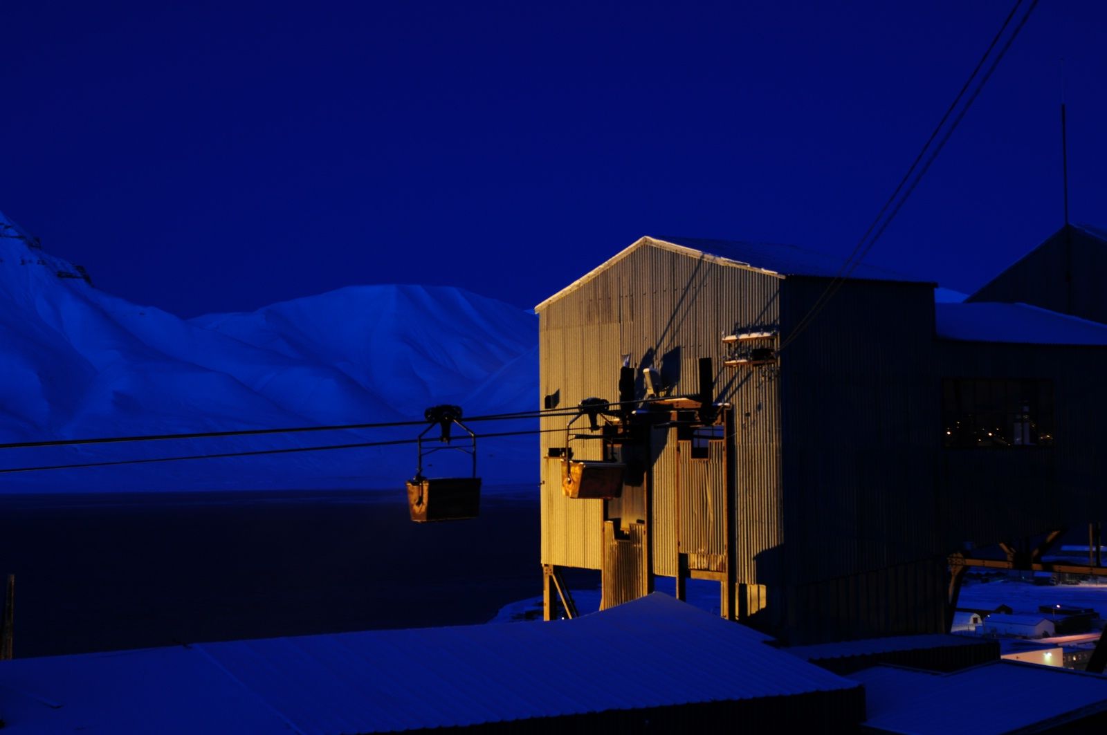 The cableway central in the foreground with mountains in the background.