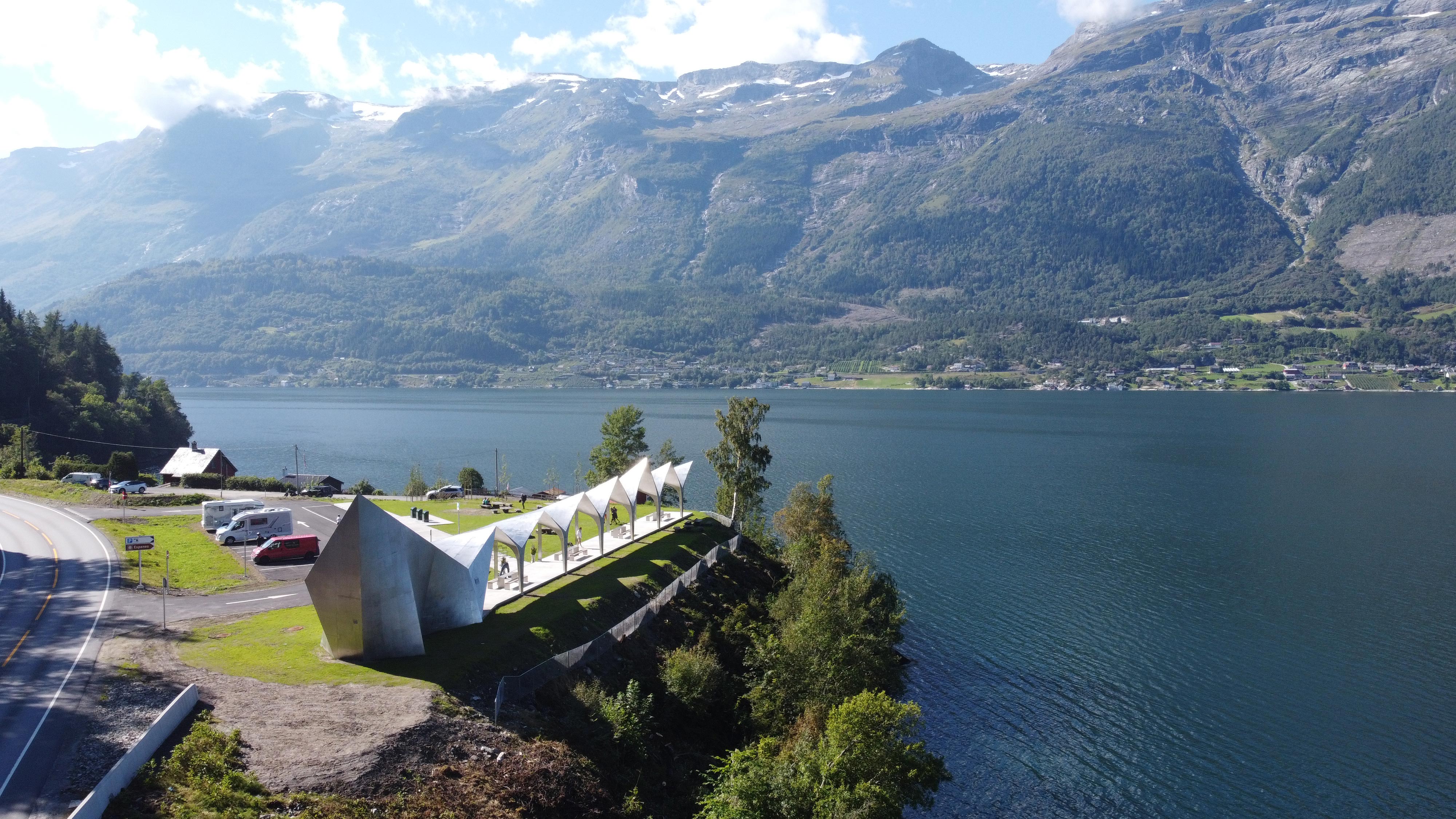Rasteplass på Espenes med utsiktspaviljong ved fjorden.