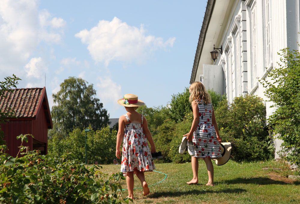 Jenter i hagen på Henrik Ibsen Museum Venstøp i Skien