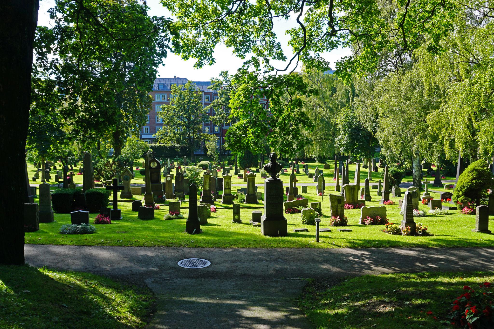 vår frelsers gravlund during summer