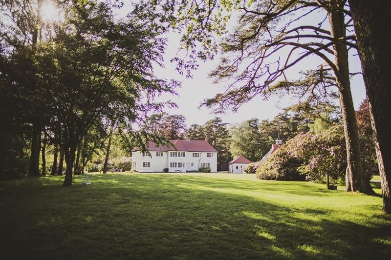 Risøbank, stort, herskaplig hus midt i Furulunden.