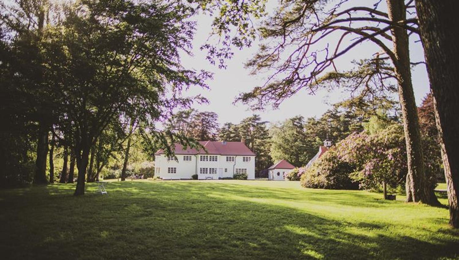 Risøbank, stort, herskaplig hus midt i Furulunden.