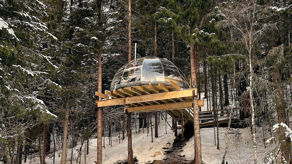 Tree-top igloo at Lårdalselva in Dalen during winter