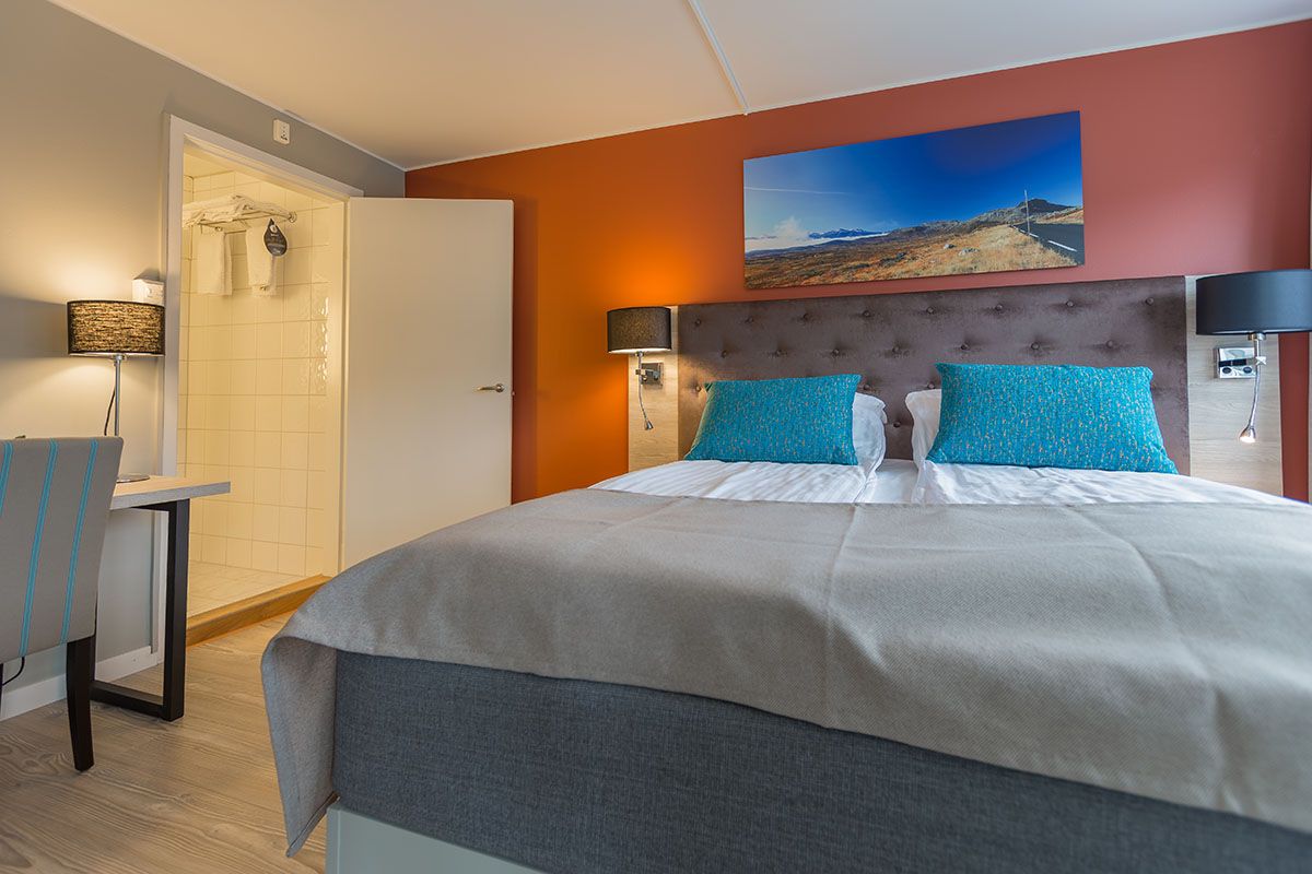 Fargerikt design på soverom/hotellrom.