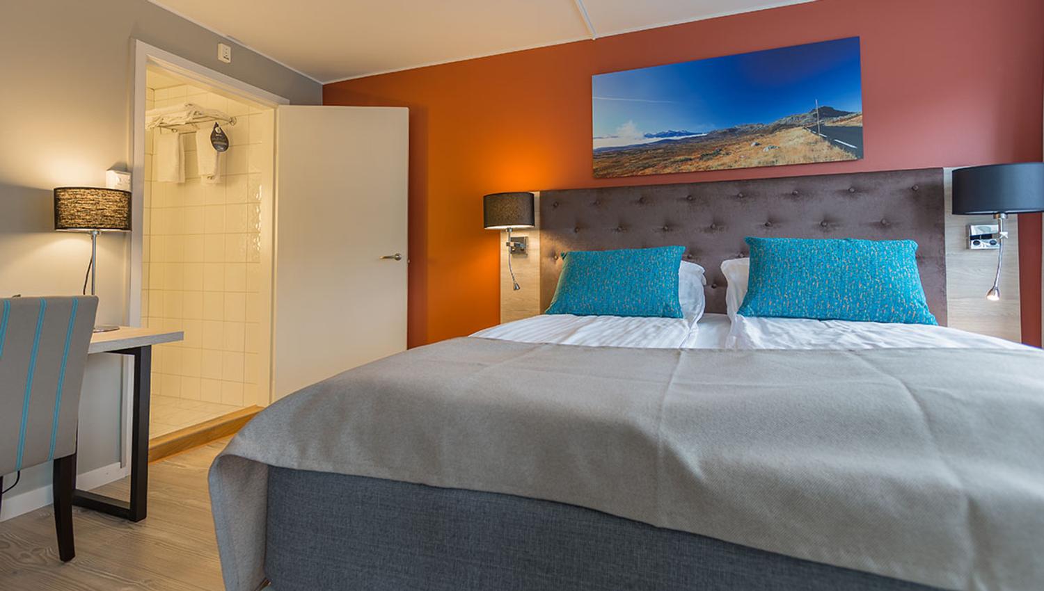 Fargerikt design på soverom/hotellrom.