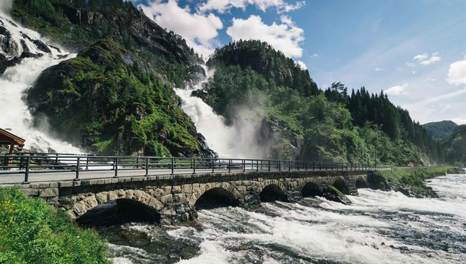 Tvillingfossen Låtefoss i Hardanger i solskinn.