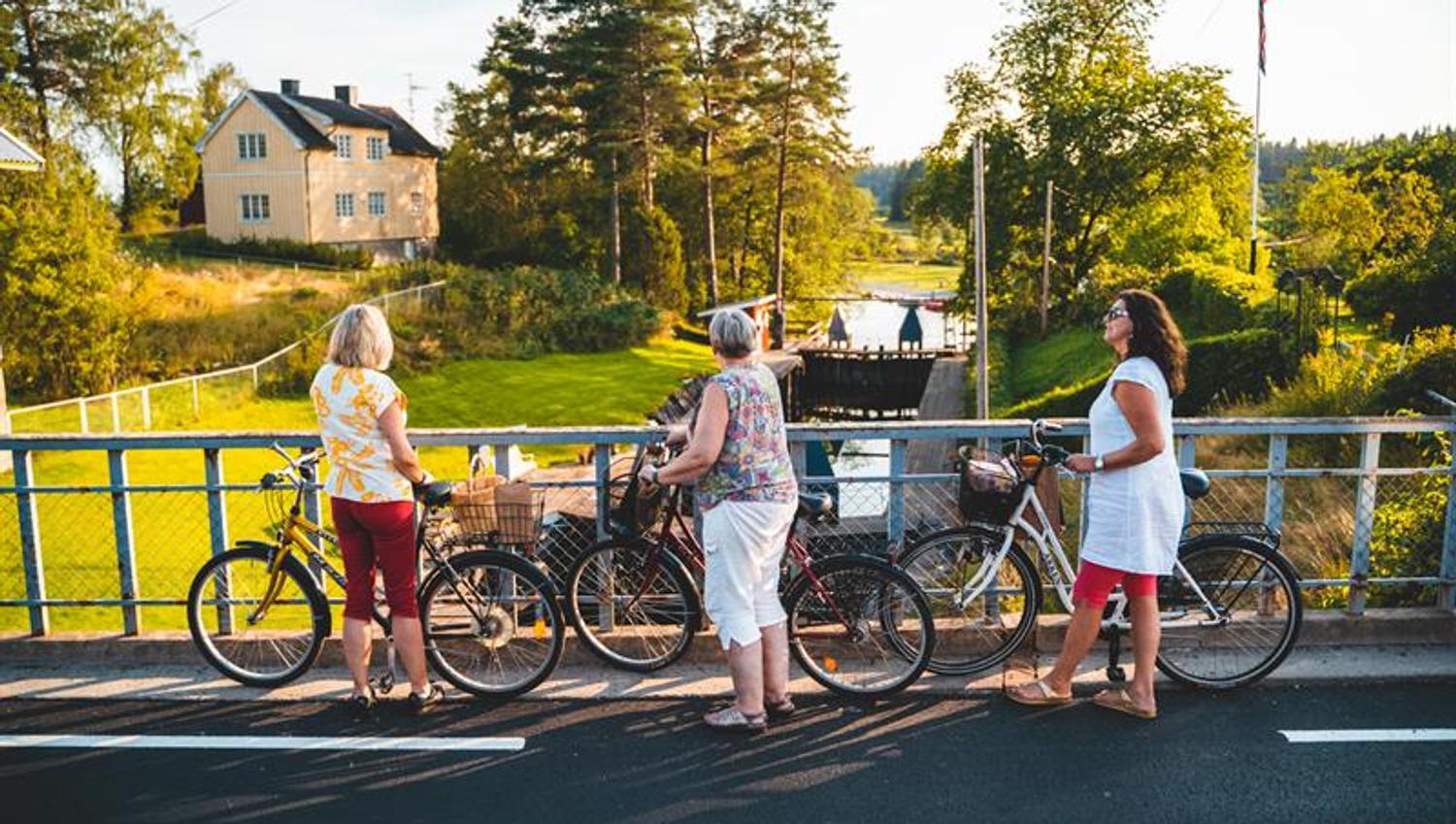Tre damer med sykler