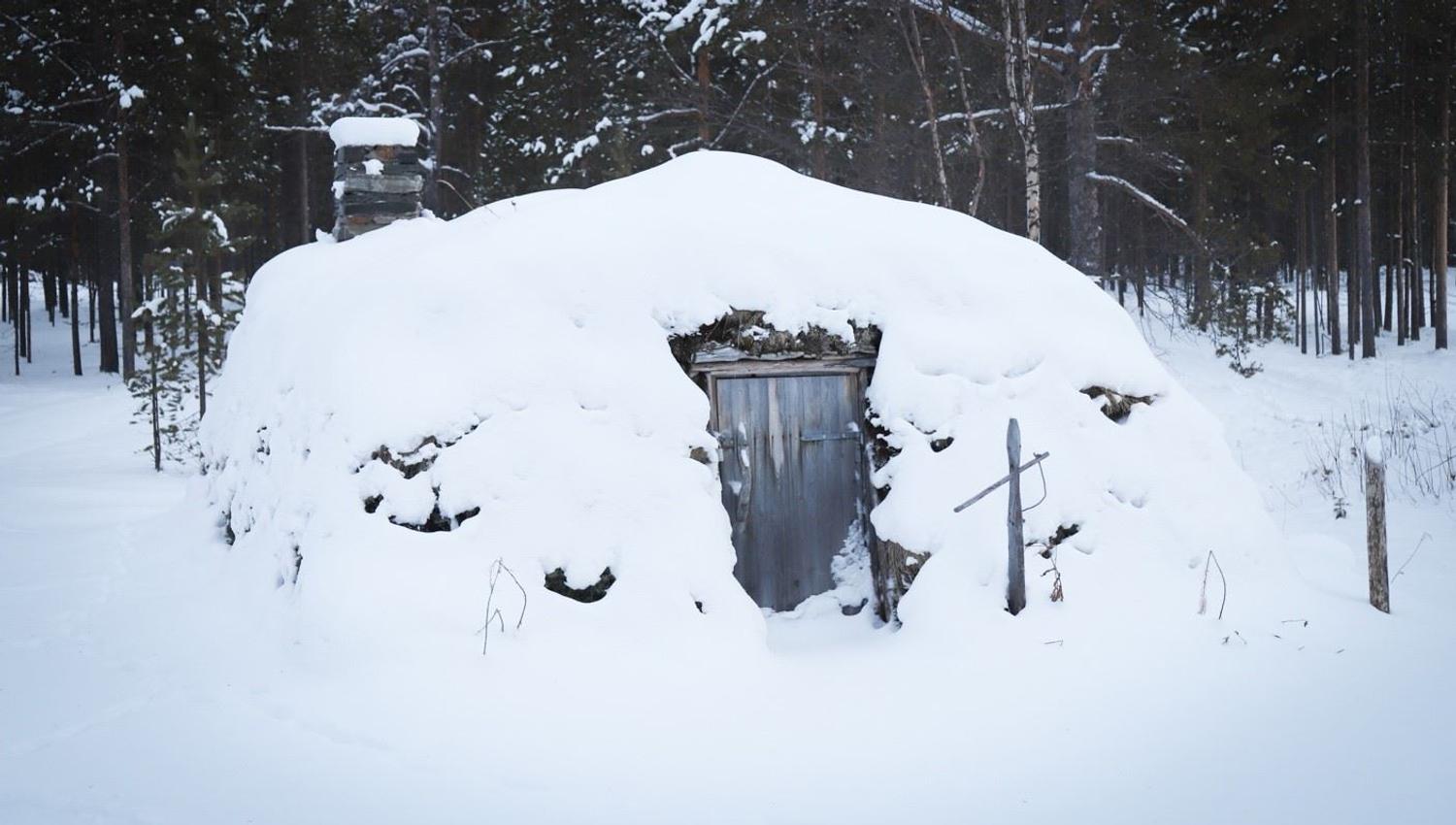 Sparrolavdnjegoahti (torvgamme med taksperre) i friluftsmuseet tidlig på våren.